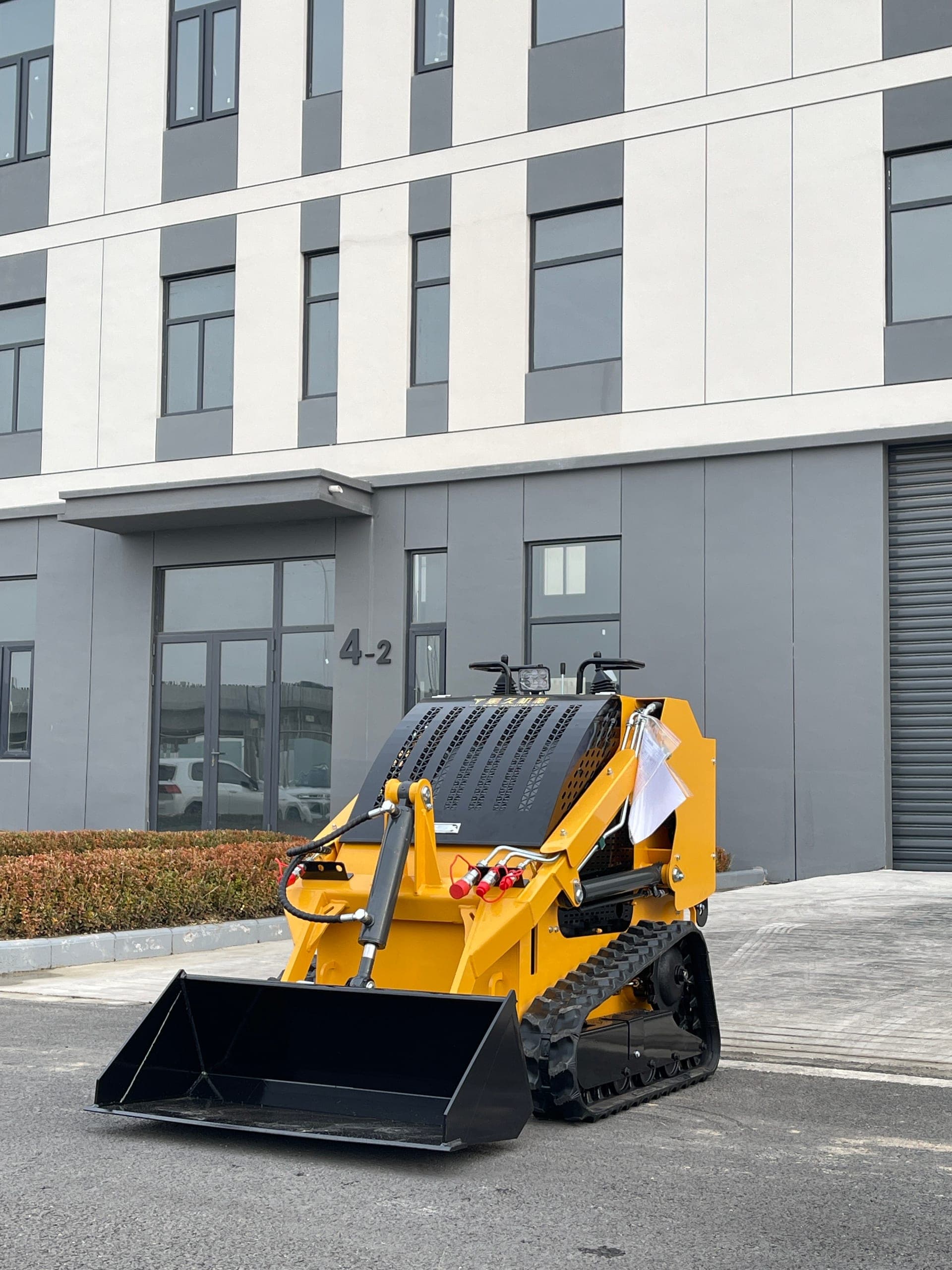 T480 skid steer loader with front bucket for compact loading support